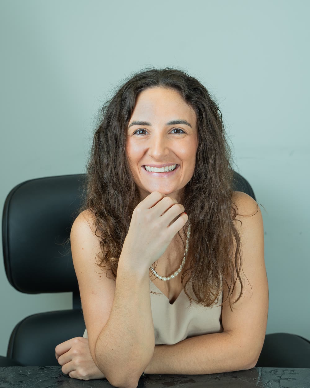 Retrato próximo da Dra. Ana Lucia Antonello sorrindo